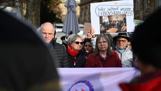 Menschen protestieren in Stuttgart in der Nähe des Landtags gegen das geplante Teilhabe- und Pflegequalitätsgesetz.