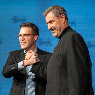 Manuel Hagel (CDU, links) und Markus Söder (CSU) reichen sich die Hand auf einer Bühne in Nagold (Kreis Calw). Die CDU Baden-Württemberg hat den Wahlkampf zur Landtagswahl 2026 begonnen. (Archivbild)