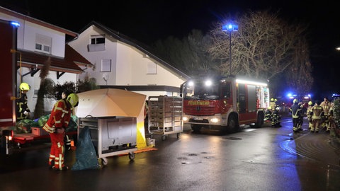 Feuerwehreinsatz vor einem Haus: Bei einem Brand im Dachgeschoss eines Wohnhauses in St. Leon Rot sind zwei Menschen gestorben. 