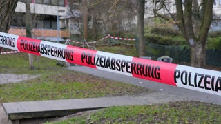 Ein Absperrband der Polizei ist auf einem Spielplatz zu sehen. Ein 16-Jähriger ist auf einem Spielplatz in Stuttgart angeschossen worden. Der Jugendliche wurde schwer verletzt, wie ein Polizeisprecher sagte.