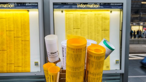 Die neuen Fahrpläne stehen am Bahnhof vor den Schaukästen bereit. 