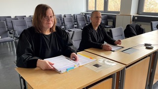 Sandra Steinbrenner-Klaaßen und ihre Anwältin sitzen im Gerichtssaal