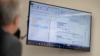 Das Programm "eAkte Justiz" wird während einer Pressekonferenz nach der Einführung der elektronischen Akte an allen Gerichten der Arbeitsgerichtsbarkeit in Baden-Württemberg präsentiert. BW hat als erstes Bundesland die elektronische Akte vollständig eingeführt. Das Akteneinsichtsportal ist eines der Vorteile.