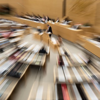 Abgeordnete sitzen während einer Landtagssitzung im Plenarsaal des Landtags von Baden-Württemberg (Aufnahme mit Zoomeffekt)