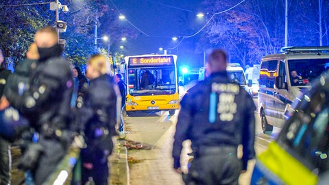 Die Polizei ist unweit vom Stadion in Stuttgart bei einem Fußball-Spiel von VfB Stuttgart - Feyenoord Rotterdam im Einsatz (Archivbild)