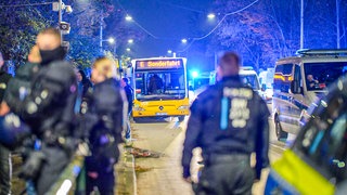 Die Polizei ist unweit vom Stadion in Stuttgart bei einem Fußball-Spiel von VfB Stuttgart - Feyenoord Rotterdam im Einsatz (Archivbild)