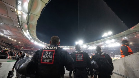 Polizisten im Stadion beim Europa League-Spiel zwischen dem VfB Stuttgart und Maccabi Tel Aviv in der MHP Arena. 