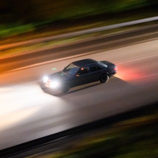 Ein Auto mit Verbrennermotor fährt am frühen Morgen über die Autobahn. Das geplante Verbrenner-Aus will die EU-Kommission offenbar zurücknehmen. So könnten auch nach 2035 noch Neuwagen mit Verbrennertechnik zugelassen werden.