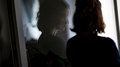 Junge Frau am Fenster