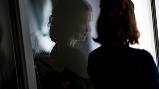 Junge Frau am Fenster