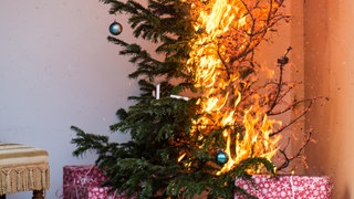Weihnachtsbaum brennt Symbolbild