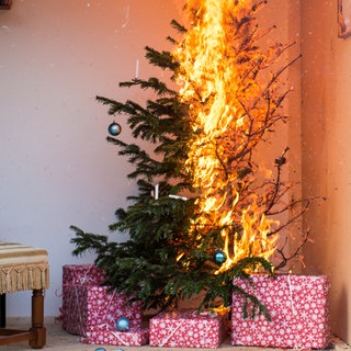 Weihnachtsbaum brennt Symbolbild