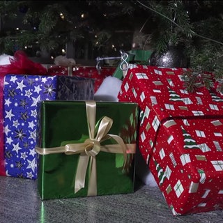 Geschenke unter einem Weihnachtsbaum