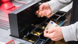 In Stuttgart-Vaihingen steht der Leiter eines Supermarktes im Verdacht mehrere hunderttausende Euro erbeutet zu haben.