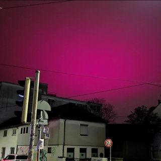 Lila verfärbter Himmel über Stuttgart