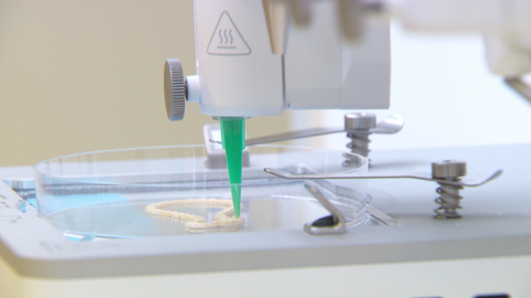 Laborfleisch: Der 3D-Drucker am Fraunhofer-Institut in Stuttgart druckt eine Gänsekeule.