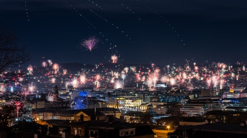 Wie hier in Stuttgart haben überall im Land die Menschen mit Feuerwerk das neue Jahr 2026 begrüßt.