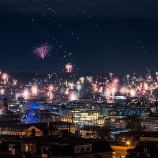 Wie hier in Stuttgart haben überall im Land die Menschen mit Feuerwerk das neue Jahr 2026 begrüßt.