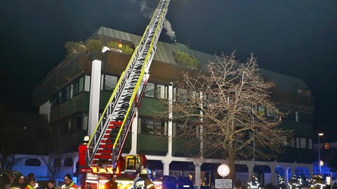Die Feuerwehr bekämpft einen Brand in einem Gebäude. Mehrere Menschen sind in der Silvesternacht bei dem Brand in einem Mehrfamilienhaus im Landkreis Ludwigsburg leicht verletzt worden. Das Feuer brach im Flur des Hauses in Korntal-Münchingen aus, sagte ein Sprecher des Polizeipräsidiums Ludwigsburg. Rettungskräfte behandelten die Verletzten vor Ort. Nach Angaben des Sprechers hatten sie Rauch eingeatmet.