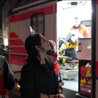 Sanitäter vor einem Rettungswagen an Silvester