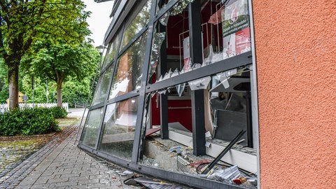 Zerstörte Fensterscheiben sind nach der Sprengung eines Geldautomaten an einer Sparkasse zu sehen.