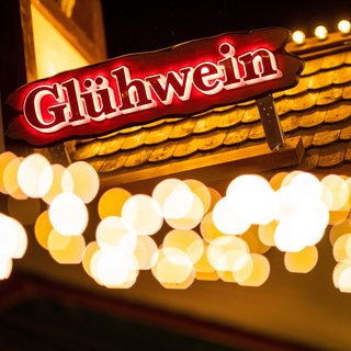Auf dem Dach einer Bude steht "Glühwein" geschrieben. Manche Stände haben auch zum Jahresanfang noch geöffnet.