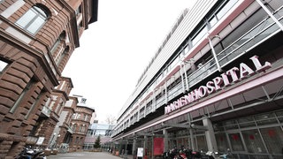 Außenaufnahme des Marienhospitals in Stuttgart. Dort soll aktuell der französische Fußballspieler Tahirys Dos Santos vom Ligue 1-Club FC Metz behandelt werden - er soll sich beim Brand in Crans Montana verletzt haben.