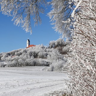 Leicht verschneite Felder rund um den Berg "Bussen" und der Wallfahrtskirche