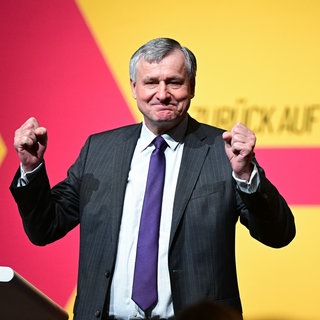 Hans-Ulrich Rülke, Landesvorsitzender der FDP Baden-Württemberg, gestikuliert beim Landesparteitag der FDP Baden-Württemberg nach seiner Rede.