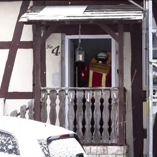 Die Feuerwehr im Einsatz am Unfallort: Ürsprünglich war die Feuerwehr ausgerückt, um den Rettungsdienst bei einem medizinischen Notfall zu Unterstützten. Dann kam es zu dem Einsturz der Treppe mit sechs Verletzten.