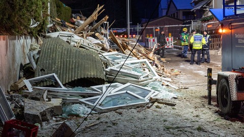Nach der Explosion eines Wohnhaueses in Albstadt liegen Trümmer auf dem Boden