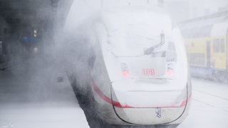 Ein ICE der Deutschen Bahn steht inmitten eines Schneesturmes im Hauptbahnhof Hannover. Die Deutsche Bahn stellt wegen des stürmischen Winterwetters den Fernverkehr im Norden Deutschlands bis mindestens zum Mittag ein.