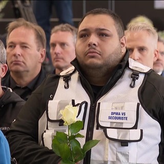 Menschen während einer Gedenkminute zu den Opfern in Crans-Montana