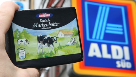 Extrem niedriger Preis: Ein Päckchen Butter vor einem Discounter.