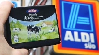 Extrem niedriger Preis: Ein Päckchen Butter vor einem Discounter.