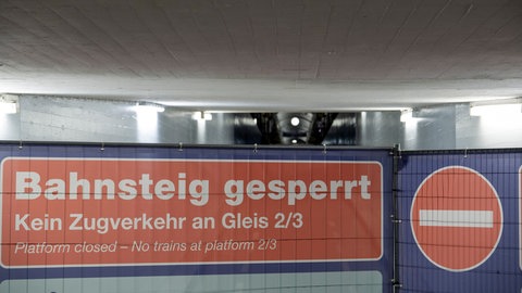Am Hauptbahnhof sind die Zugänge zu den meisten Bahnsteigen gesperrt.