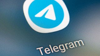 Auf dem Bildschirm eines Smartphones sieht man das Icon der App Telegram. Laut einer neuen Studie radikalisieren sich junge Männer der rechtsextremistischen Szene im Netz rasant. 