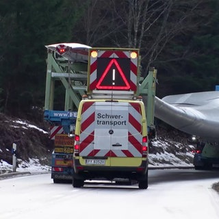 Schwertransport mit Rotorblatt