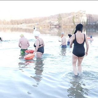 Badende Eisbadegäste