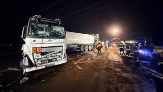 Ein Gefahrgut-Lkw steht nach einem Unfall auf der A8. Nach einem Auffahrunfall mit drei Lkw ist die A8 bei Merklingen in Richtung Stuttgart voll gesperrt. 