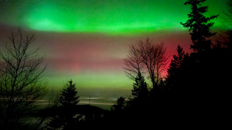 Polarlichter über dem Hochblauen mit Blick auf Freiburg.