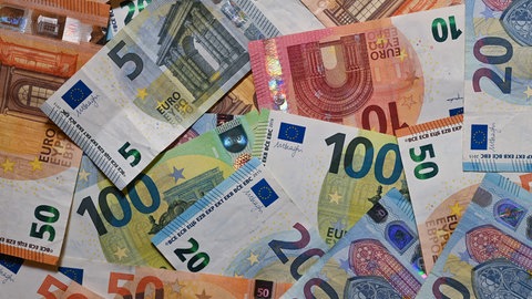 Eurobanknoten liegen auf einem Tisch: Corona-Hilfen in BW müssten teils doch nicht zurückgezahlt werden