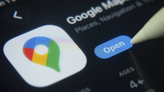  Eine Nahaufnahme des Google Maps App Symbols im App Store auf einem iPad Bildschirm. Immer häufiger werden kritische Kommentare auf Google gelöscht. 