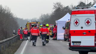 Nach einem Unfall auf der B35 sind Rettungskräfte am Einsatzort. Zwei Menschen sind bei dem Auto-Unfall gestorben.