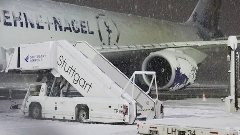 Schneefall am Stuttgarter Flughafen