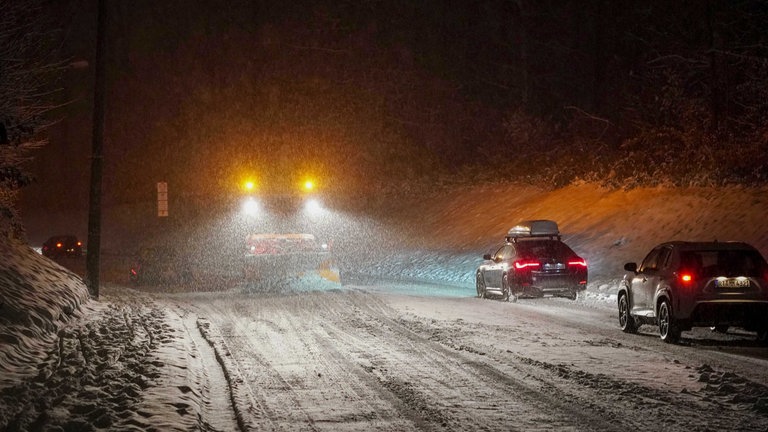 Ein Räumfahrzeug fährt in Stuttgart und befreit die Straße vom Schnee.