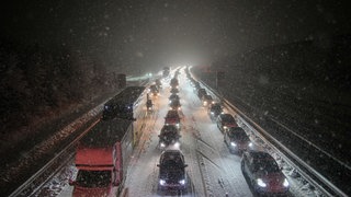 Autos und Lastwagen stehen auf der Autobahn 8 zwischen Kirchheim Teck-Ost und Mühlhausen. Wegen heftigen Schneefalls bildete sich ein langer Stau.