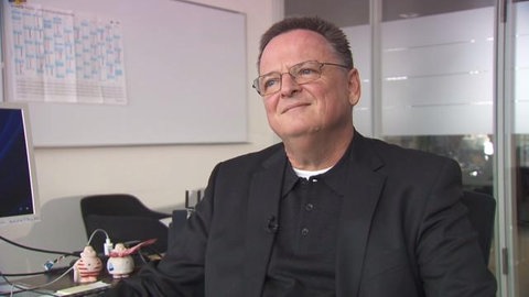 Claus Paal, Präsident der Industrie- und Handelskammer (IHK) Region Stuttgart sitzt am Schreibtisch