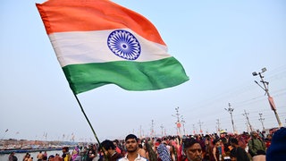 Ein Mann mit einer indischen Flagge.