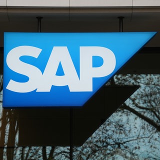 Das Logo des Software-Unternehmens SAP hängt an der Fassade eines Standortes.